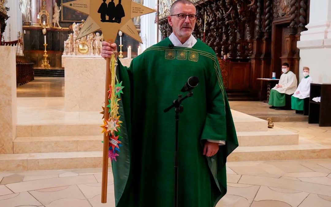 „Staffelstern“ der Sternsinger-Organisation in der Basilika