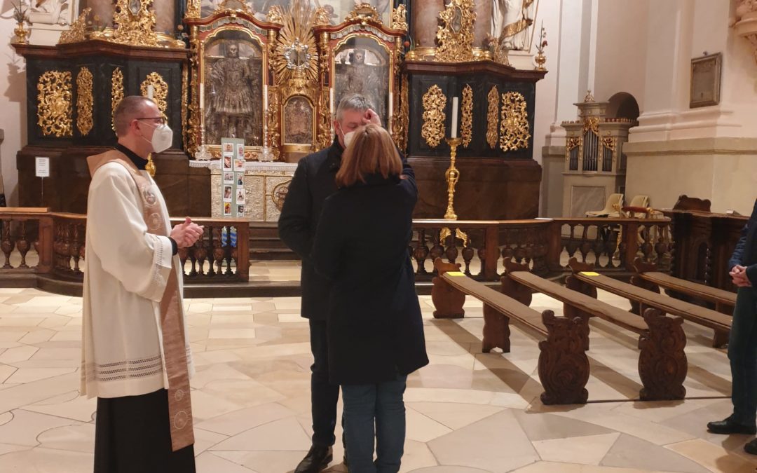 Rote Herz-Luftballons in der Basilika
