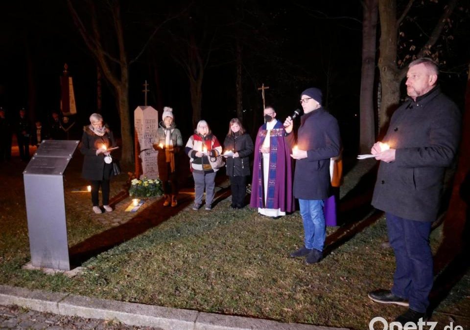 Eindrucksvolle Lichterprozession zur Friedenssäule