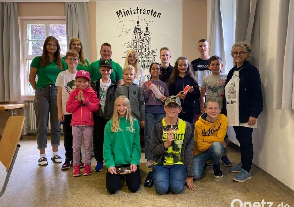 Ministranten sorgen im Pfarrgarten für Spiel und Spaß