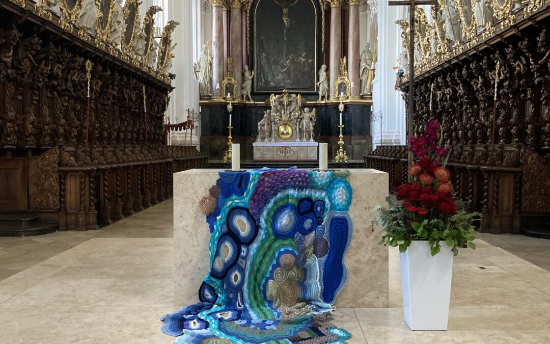 Kunstwerk von Katharina Krenkel in der Basilika: “Wasser – ein wanderndes und wachsendes Altartuch”