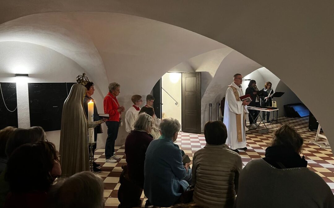 Einführung in die Ausstellung „Kirschblüten – Neubeginn“ und Maiandacht in der Krypta