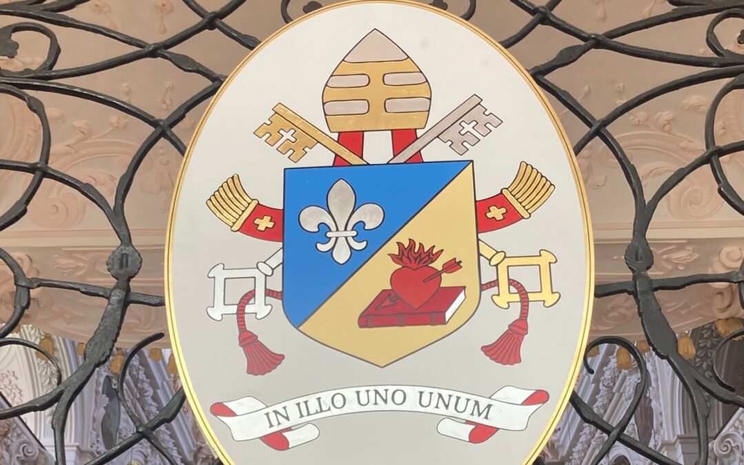 Neues päpstliches Wappen wird gesegnet