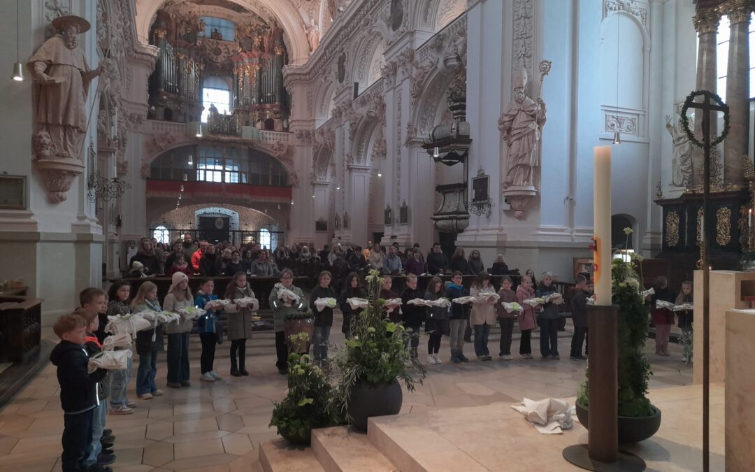 Feierliche Übergabe der Erstkommuniongewänder